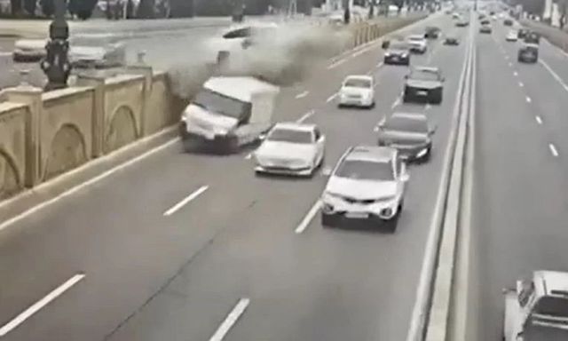 Clip: Thót tim ô tô lao xuyên qua rào chắn bê tông, bay xuống phố như trong phim hành động