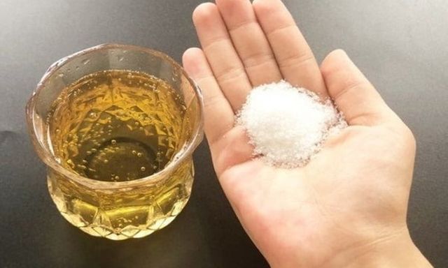 Vì sao nên thả chút muối vào cốc bia?