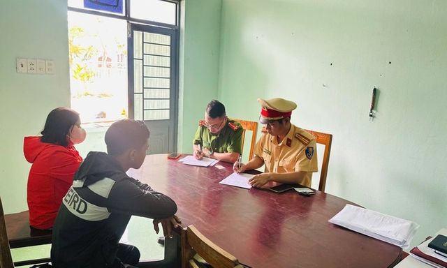 Nam sinh bốc đầu xe máy để quay clip đăng Facebook, phụ huynh bị phạt 9 triệu đồng