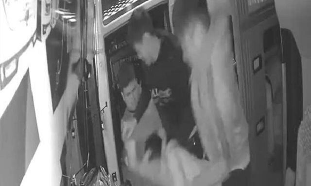 Điều tra vụ nhân viên nhà xe bị nhóm người lao lên xe đánh tới tấp