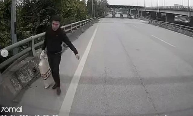 Hành động đẹp của 3 người đàn ông nhặt được bao tải chứa 1 tỷ đồng tiền mặt trên cao tốc