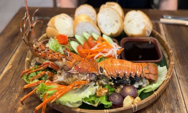 Thưởng thức bánh mỳ tôm hùm giá 1 triệu đồng ở TPHCM, hai du khách Anh nói gì?