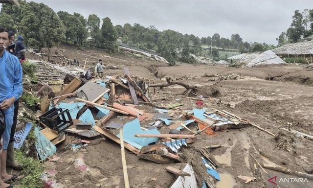 Lở đất kéo theo lũ quét tại Indonesia, hơn 80 người mất tích