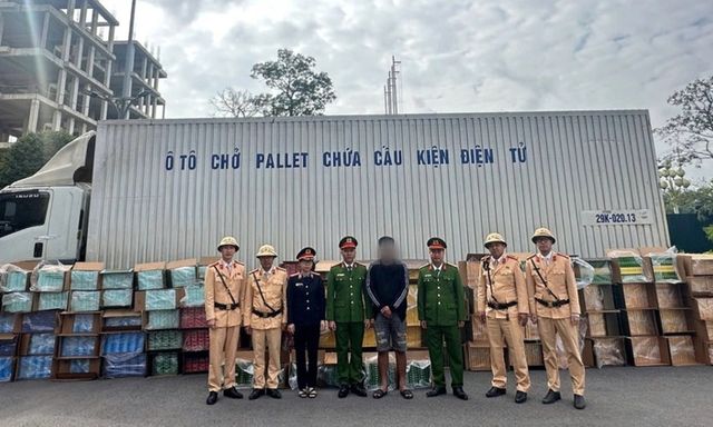 Phát hiện xe tải chở 111.000 bao thuốc lá lậu nguỵ trang tinh vi