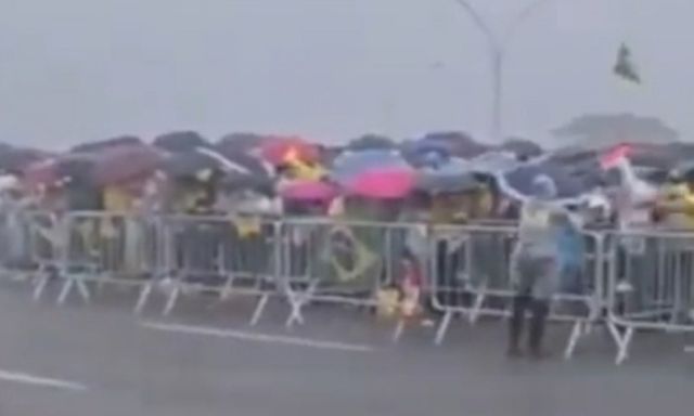 Clip: Sét đánh trúng đoàn người tập trung trên đường, nhiều nạn nhân nguy kịch 