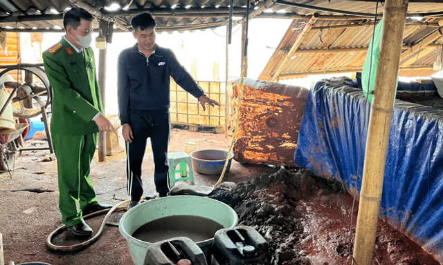 Phát hiện 2 xưởng phân kim xả 6,7 tấn chất thải nguy hại ven sông Đuống