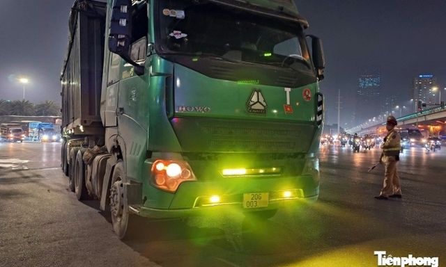 Ô tô lắp đèn LED siêu sáng gây cảnh 