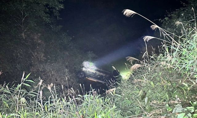 Vụ ô tô lao xuống suối, 2 người tử vong thương tâm ở Lào Cai: Danh tính nạn nhân, hé lộ nguyên nhân ban đầu