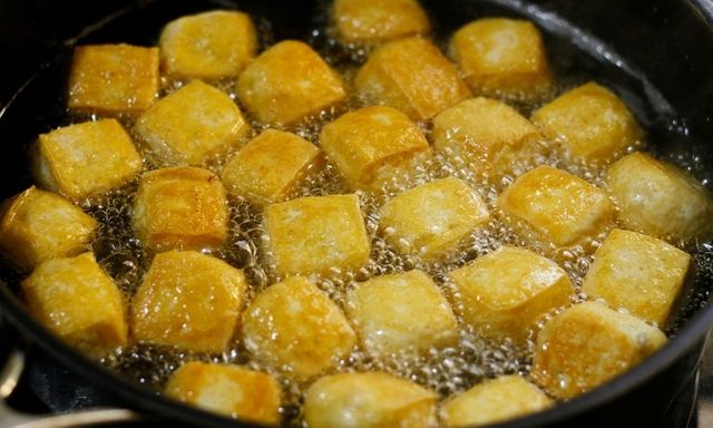 Cách rán đậu ngoài giòn trong mềm