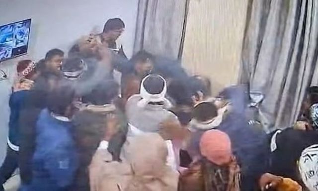 Clip: Sản phụ tử vong sau sinh, nhóm người xông vào bệnh viện hành hung bác sĩ