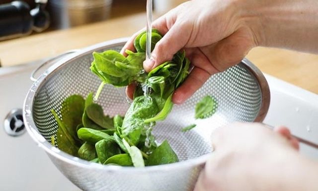 Có nên vò rau trước khi nấu canh?