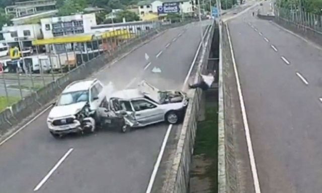 Clip: Dừng lại để sửa ô tô, nam tài xế bị xe bán tải đâm ngã khỏi cầu vượt