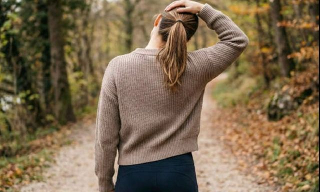 Đột quỵ chỉ sau một lần bẻ cổ để giảm căng thẳng