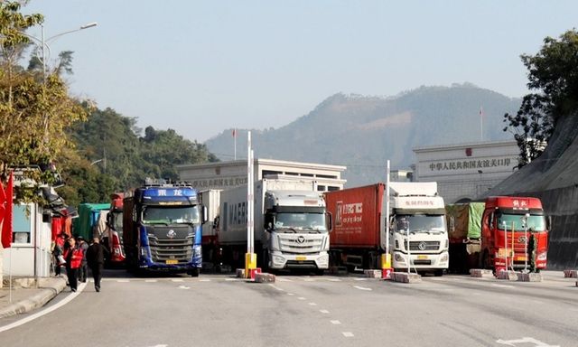 Thủ tướng chỉ đạo khẩn trương giải tỏa ách tắc hàng hóa tại cửa khẩu