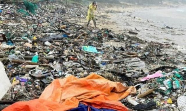 Tin tức thời sự 24h: Tìm thân nhân thi thể phụ nữ trôi vào bãi biển Từ Nham