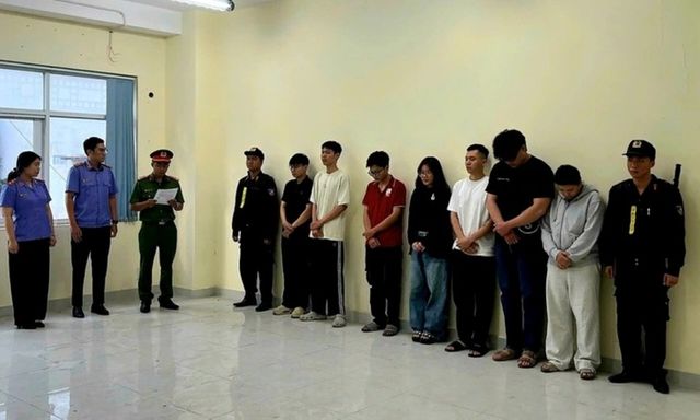 Triệt phá đường dây buôn bán thuốc lá điện tử doanh thu hàng tỷ đồng