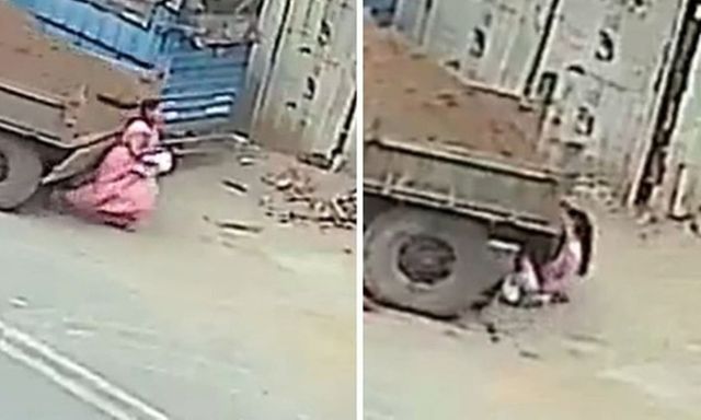 Tài xế máy kéo nghi say xỉn lùi xe cán trúng người đi bộ đang dùng điện thoại