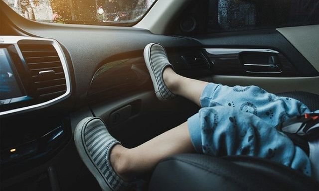 Trẻ em ngồi ghế trước ô tô có bị phạt không?