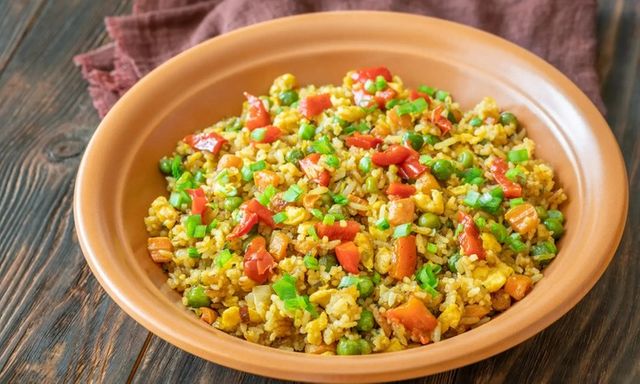 Ăn cơm rang để tủ lạnh nhiều ngày, một người đàn ông nhập viện cấp cứu