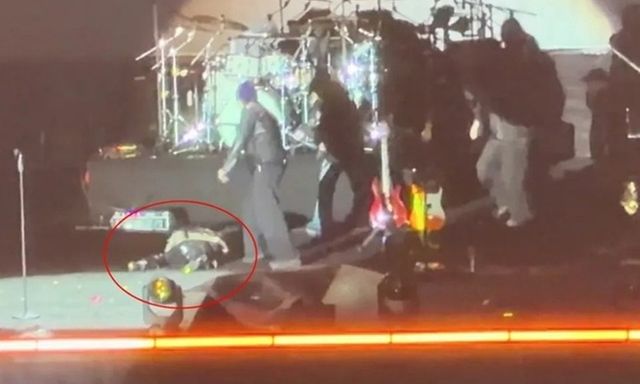 Clip: Nữ ca sĩ ngất xỉu ngay trên sân khấu lễ hội âm nhạc