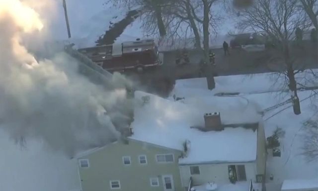 Hi hữu: Người đàn ông lỡ tay đốt nhà vì dùng đèn khò dọn tuyết