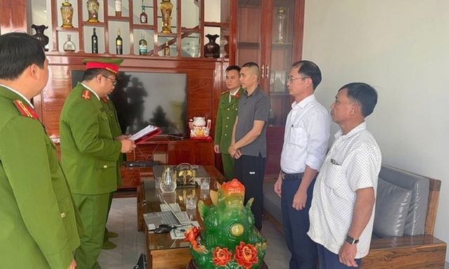 Tin pháp luật nổi bật 24h qua: Khởi tố 3 đối tượng xông vào bãi cát, thô bạo với phụ nữ mang thai