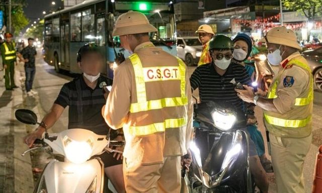 Uống rượu bia rồi ngồi sau xe người khác có bị xử phạt?