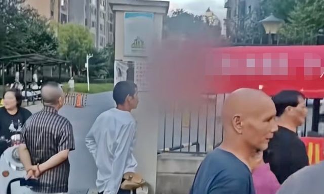 Vợ treo băng rôn khắp khu phố 