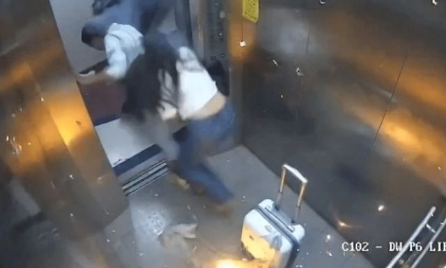 Clip: Kinh hãi bóng bay bất ngờ phát nổ trong thang máy, 2 người bị bỏng