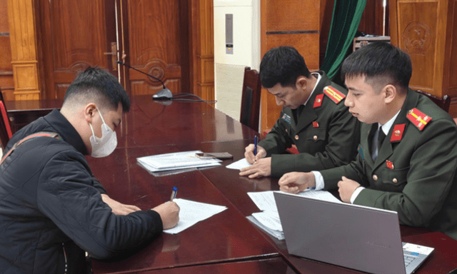 Xử lý hành vi dán quảng cáo cờ bạc trá hình trên ô tô kinh doanh dịch vụ