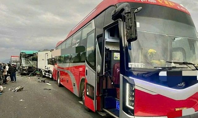 Hiện trường vụ tai nạn liên hoàn trên cao tốc Vân Phong - Nha Trang, tài xế bị mắc kẹt trong cabin