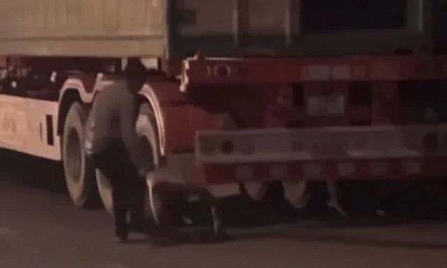 Xác minh vụ người đàn ông bị đánh gục bên xe container tại Quảng Trị