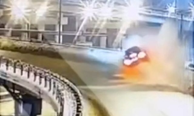 Clip: Mercedes bất ngờ lao khỏi cầu vượt, toàn bộ người trên xe thiệt mạng