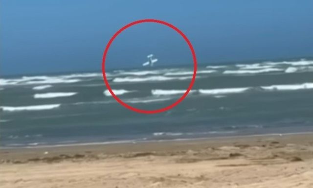 Clip: Máy bay lao thẳng xuống biển, phi công và hai thiếu niên tử nạn