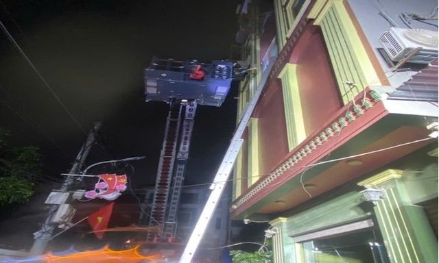 Gỉải cứu 15 người thoát nạn khỏi đám cháy quán cà phê ca nhạc ở Hà Nội