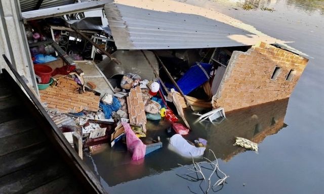 Hiện trường vụ sập căn nhà ven sông ở TP.HCM, 2 người bị thương