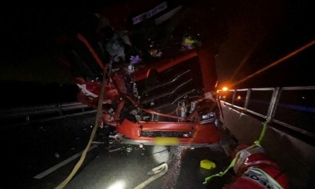 Hiện trường vụ va chạm liên hoàn giữa 4 ôtô trên cao tốc Bãi Vọt - Hàm Nghi