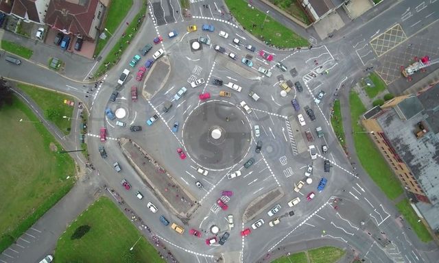 Nhường đường thế nào khi đến vòng xuyến?