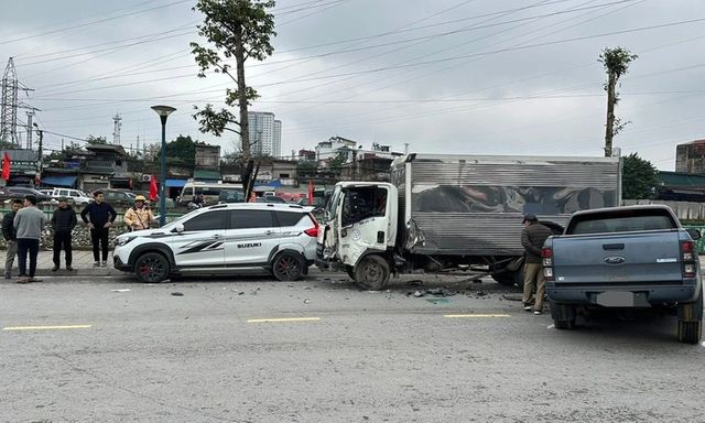 Tin tức tai nạn giao thông mới nhất ngày 10/2: Xe đầu kéo va chạm xe máy, 2 người thương vong