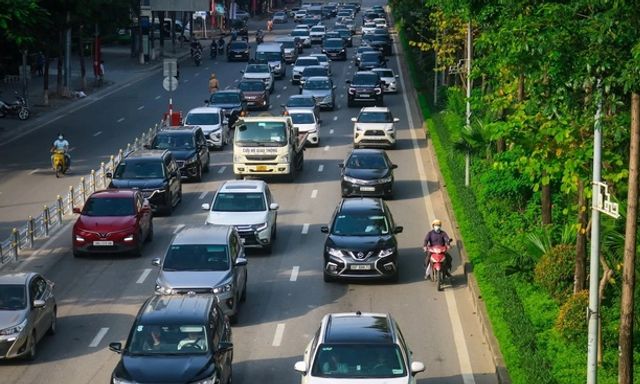 Xe ô tô đi lấn làn đường dành cho xe máy bị phạt bao nhiêu tiền?