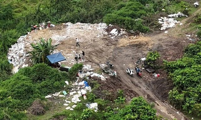 Khởi tố 3 đối tượng lập bãi đổ 450 tấn chất thải xây dựng 