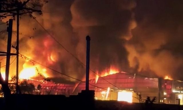 Xưởng nhựa hơn 1.000m² ở Hưng Yên bốc cháy ngùn ngụt lúc nửa đêm