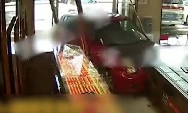 Clip: Đạp nhầm chân ga, nữ tài xế lao ô tô thẳng vào cửa hàng trang sức, gây ra cảnh tượng hỗn loạn
