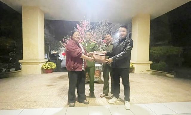 Tin tức thời sự 24h: Người đàn ông trình báo công an khi phát hiện túi xách có tiền, vàng