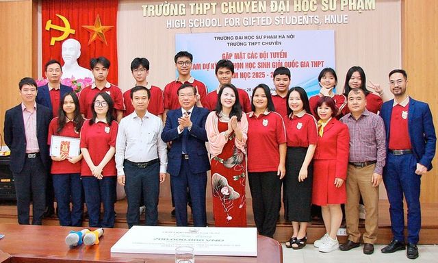 Ngôi trường THPT nào ở Hà Nội 3 năm liền có học sinh thủ khoa môn Toán?