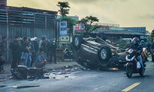 Tin tức tai nạn giao thông mới nhất ngày 11/2: Ô tô lật ngửa sau tai nạn liên hoàn ở Đà Nẵng