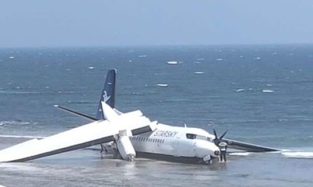 Máy bay chở 55 người bất ngờ gãy cánh, lao xuống biển ngay sau khi cất cánh