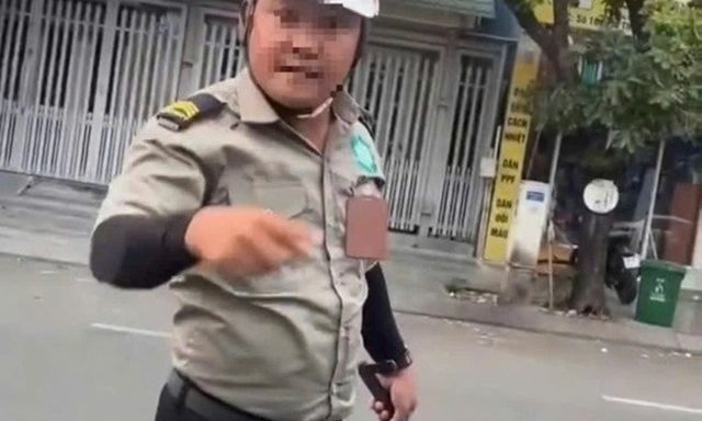 Xác minh vụ người đàn ông mặc đồ bảo vệ đe dọa tài xế ô tô ở TP.HCM