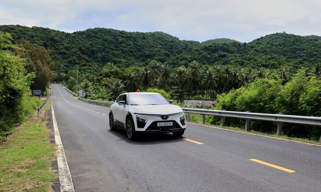 VinFast VF 7: “Mãnh thú” toàn năng cả về sức mạnh vận hành, trang bị an toàn và giá trị kinh tế