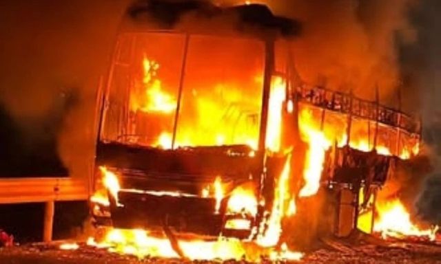 Xe khách chở 34 người về quê ăn Tết bốc cháy trơ khung 